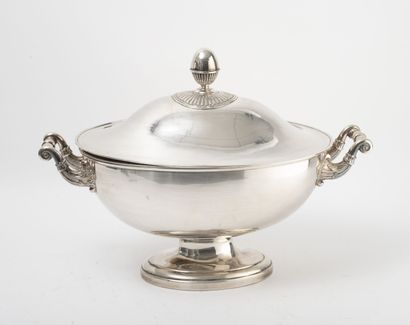 Soup tureen covered on pedestal in silver...