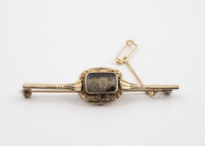null 
Yellow gold brooch (low title, min. 375) centered with a medallion holding...
