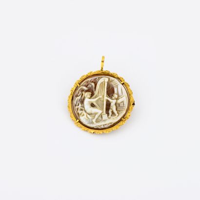 
Yellow gold (750) brooch pendant holding...