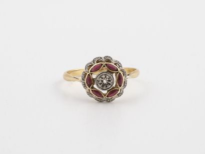 null 
Bague ronde en or jaune et gris (750) ornée d'un motif floral centrée d'un...