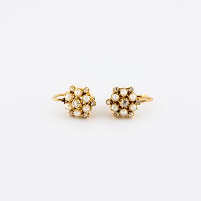 null 
Pair of yellow gold (585) sleepers with a flower motif adorned with white mabe...