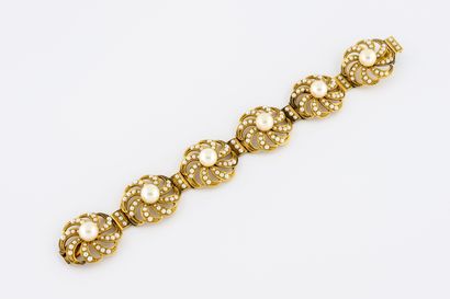 null Bracelet composé de six maillons articulés en or jaune (585) figurant des rosaces...
