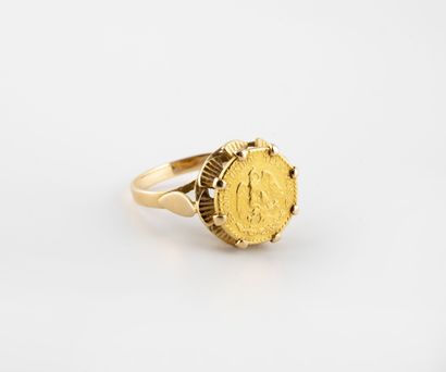 null Yellow gold ring (750) holding a Mexican coin in claw setting.

Net weight :...