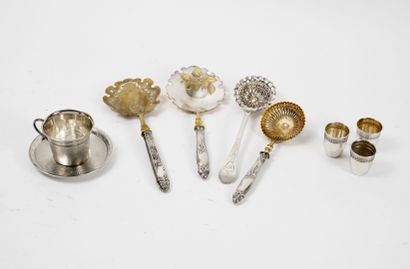 Lot of silver objects (950) : 

- sprinkling...