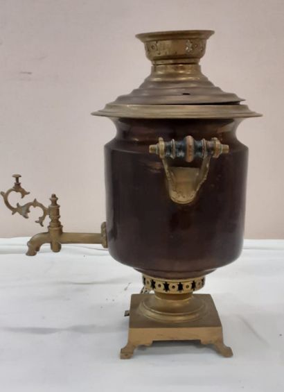 RUSSIE, fin du XIXème ou début du XXème siècle 
Samovar quadripod in copper and brass.

H....