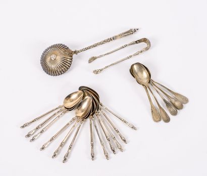 Henri SOUFFLOT, actif entre 1884 et 1910 - series of twelve silver tea spoons and...