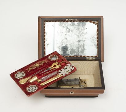FRANCE, vers 1830-1840 Yellow gold (750) and metal sewing kit including: a punch,...