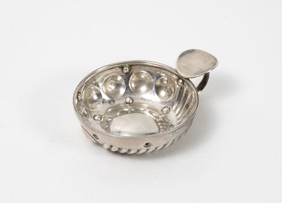 null Silver wine tasting vessel (950) with ring-shaped grip. 

Minerve hallmark.

Weight...