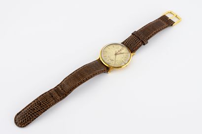 UNIVERSAL GENEVE 
Montre bracelet d'homme. 

Boîtier rond en or jaune (750) 

Cadran...
