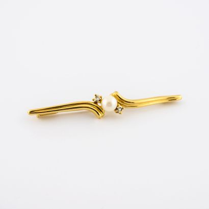 Yellow gold (750) barrette brooch centered...