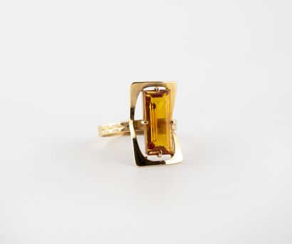 
Yellow gold (750) ring centered on a faceted...