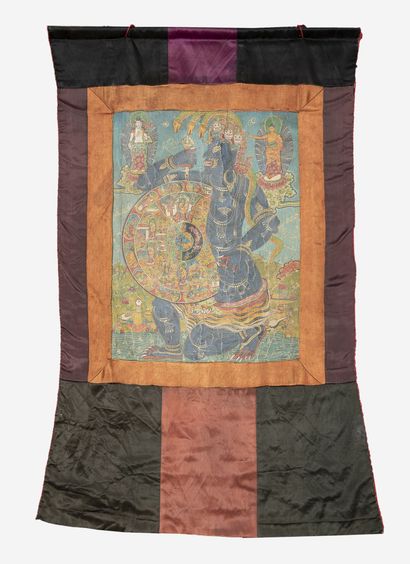 TIBET, XIXème-XXème siècles Tanka figurant une divinité bleue tenant une roue entre...