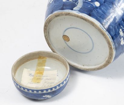 CHINE, XXème siècle Pot à gingembre en porcelaine blanche à décor détouré en bleu...