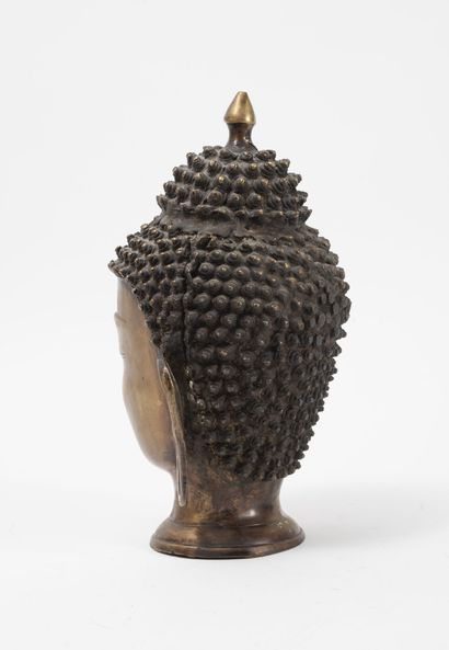 THAILANDE, Xxème siècle Tête de bouddha. 

Epreuve en bronze à patine brune dorée.

H....