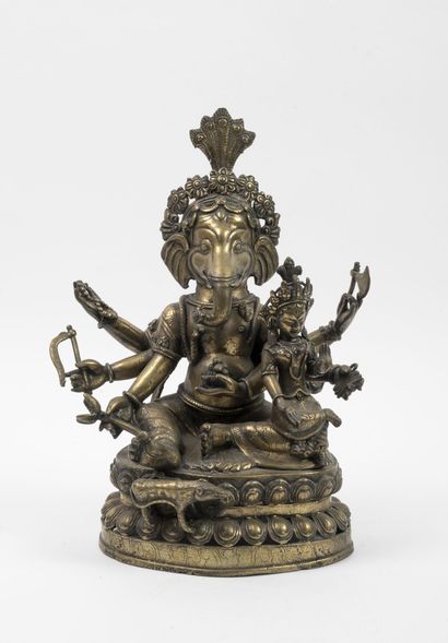 INDE - Fin du XIXème siècle - Début du XXème siècle Ganesh assis recevant sur son...