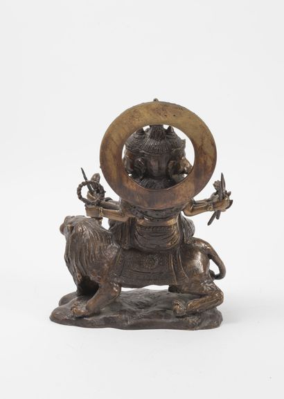 INDE - XIXème - XXème siècle Ganesh chevauchant sa monture léonine.

Epreuve en bronze...