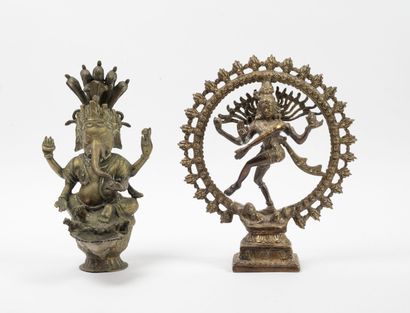 INDE- XXème siècle Lot de deux sculptures comprenant :

- Une épreuve en bronze à...