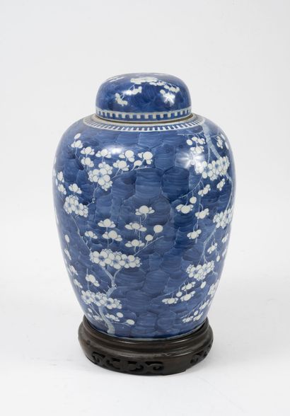 CHINE, XXème siècle Pot à gingembre en porcelaine blanche à décor détouré en bleu...