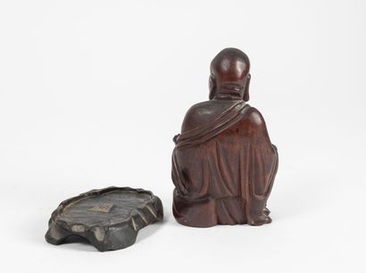 CHINE, XXème siècle Putaï joyeux en bois rouge.

Socle en bois ajouré.

H. : 14 cm....