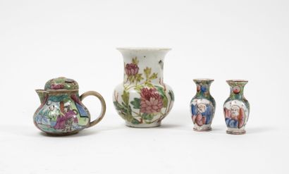 CHINE, XIXème ou XXème siècles Quatre pièces en porcelaine à décors polychromes :

-...
