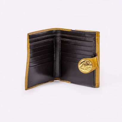 GUCCI Patent leather wallet golden brown. 

Brown leather interior with several card...