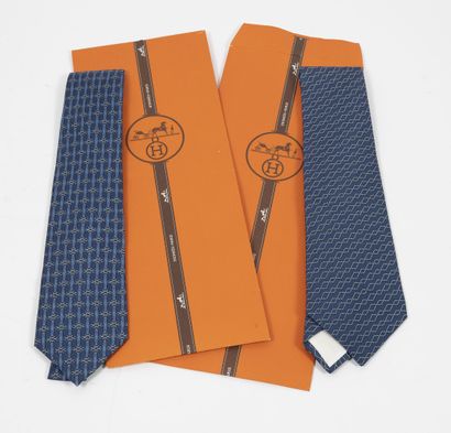 HERMES Paris Lot de deux cravates en twill de soie comprenant :

- Cravate bleu marine...
