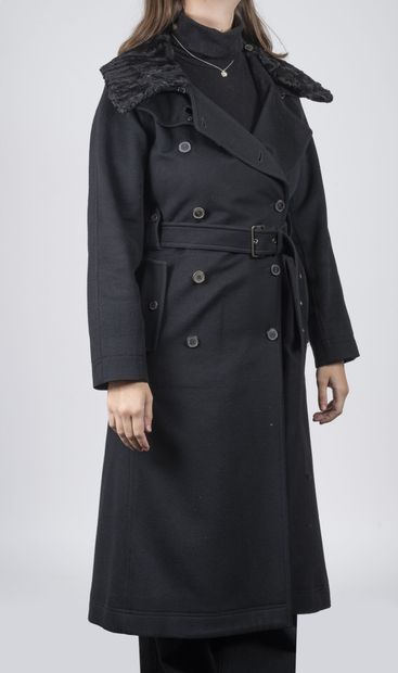 Yves Saint LAURENT Manteau noir en laine avec fourrure au col à fermeture croisée....