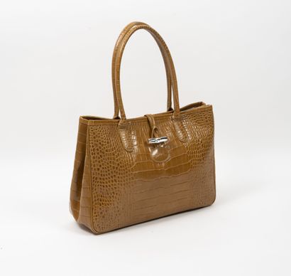 LONGCHAMP Sac « Roseau » en cuir effet crocodile de couleur beige rosé. 

Double...