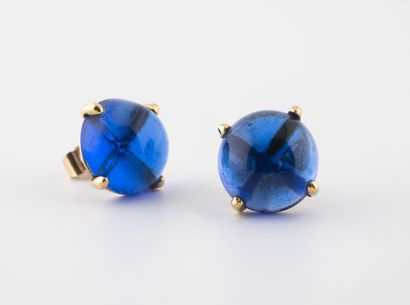 BACCARAT Pair of earrings in yellow gold (750) and blue crystal cabochons. 

System...