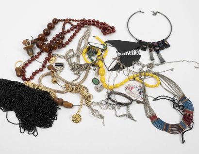 null Lot of costume jewelry including : 

- a necklace decorated with small black...