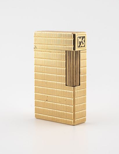 S.T.Dupont Gold-plated pocket lighter with grooved pattern. 

Signed and numbered...