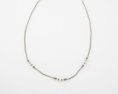 null Collier chaîne et boules en argent (min.800).

Poids : 3,7 g. - Long. : 37 ...