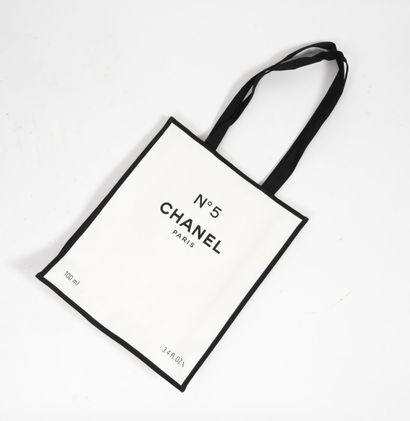 CHANEL BEAUTÉ (VIP Gift, 2021) Cabas "Chanel n°5" en toile plastifiée, poignées en...