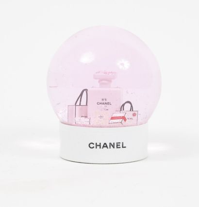 CHANEL Beauté Boule de neige rosée figurant deux flacons du parfum N°5 dans un entourage...