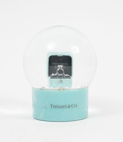 TIFFANY & CO Paperweight snow globe pattern of a solitaire in its box.

Height: 12,5...