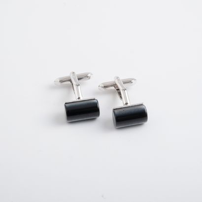 null Pair of silver cufflinks (925 / min. 800) and grey mother-of-pearl resin sticks....
