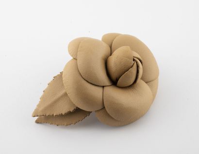 CHANEL, Camélia Broche en cuir caramel ornée de deux feuilles. 

Signée. 

Dim. :...