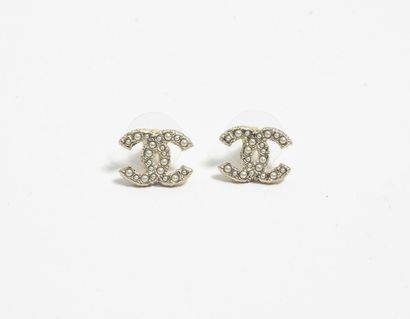 CHANEL (Automne-hiver 2021/2022) Pair of earrings signed in gold metal enhanced with...