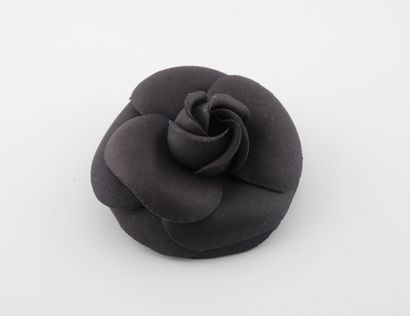 CHANEL, Camélia Broche en tissu noir.

Signée. 

Diam. : 7 cm.