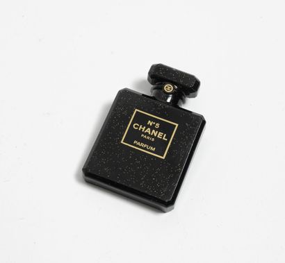 CHANEL (Automne-hiver 2021/2022) Brooch in the shape of a Chanel number 5 bottle...