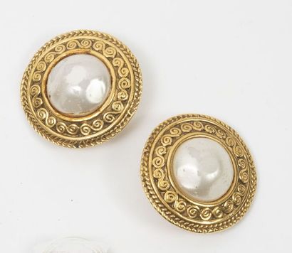CHANEL Pair of round gilt metal earrings with scrolls and half pearls. 

Signed.

System...