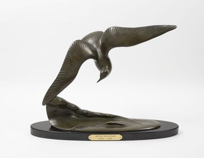Irénée ROCHARD (1906-1984) Mouette au-dessus des flots. 
Épreuve en bronze à patine...