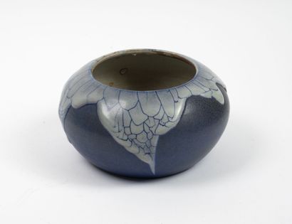 Vase.

Enamelled stoneware with blue background....