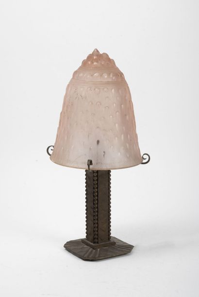 Lampe de salon The base in patinated metal decorated with friezes of pearls. 

The...