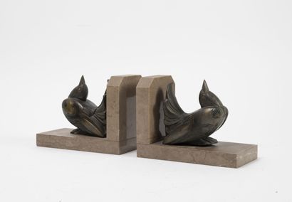D'après YLLIGOFI Pair of bookends.

In beige marble with white veins, decorated with...