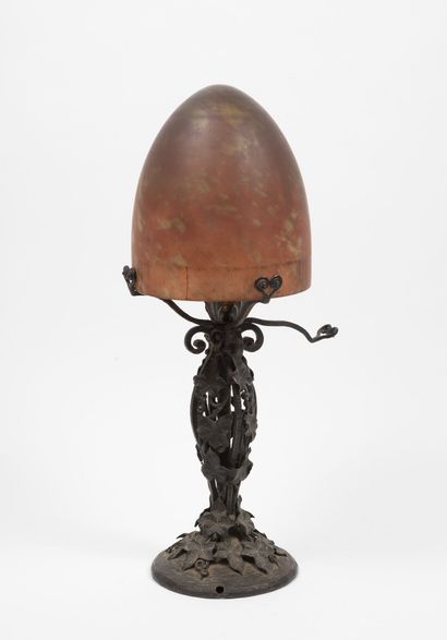 Lampe de salon The base in wrought iron decorated with ivy leaves.

The ovoid lampshade...