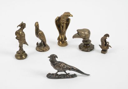 null Lot of five bird subjects in bronze with gilded patina, which can form a seal...