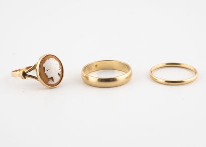 null Three jewels in yellow gold (750) :

- a ring set with a cameo on a shell with...
