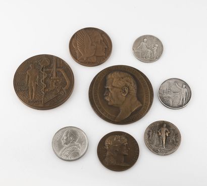 FRANCE, XXème siècle Petit lot de médailles en bronze patiné, métal argenté ou argent...