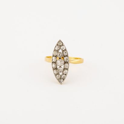 null Bague marquise en or jaune (750) et platine (850) ornée de diamants de taille...